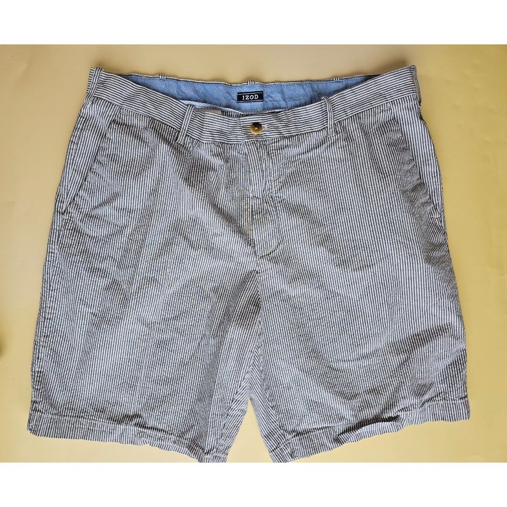 IZOD blue and‎ white seer sucker shorts size 40